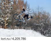 Полеты на велосипеде. Тренировка прыжка (2013 год). Редакционное фото, фотограф Валерия Попова / Фотобанк Лори