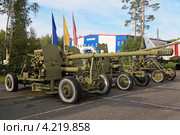 Город Нижний Тагил, артиллерийские орудия на полигоне "Старатель" Нижнетагильского института испытания металлов (НТИИМ) во время выставки "Оборона и защита 2012". 100-мм зенитная пушка КС-19. Редакционное фото, фотограф Игорь Долгов / Фотобанк Лори