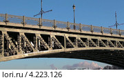 Пролет Троицкого моста на фоне морозного синего неба в Санкт-Петербурге (2013 год). Стоковое видео, видеограф Кекяляйнен Андрей / Фотобанк Лори