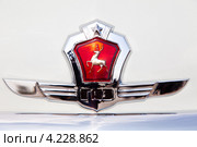 Вид на логотип "Бегущий олень" на капоте автомобиля Волга (2012 год). Редакционное фото, фотограф Николай Винокуров / Фотобанк Лори