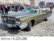 Автомобиль Cadillac De Ville  на ралли классических автомобилей клуба РККА на Поклонной горе в Москве, Россия (2012 год). Редакционное фото, фотограф Николай Винокуров / Фотобанк Лори