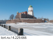 Выборгский замок солнечным мартовским днем (2012 год). Редакционное фото, фотограф Виктор Карасев / Фотобанк Лори