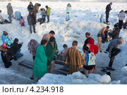 Купание в проруби. Праздник Крещения, Санкт-Петербург (2013 год). Редакционное фото, фотограф Кекяляйнен Андрей / Фотобанк Лори