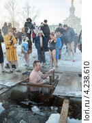Мужчина собирается окунуться в воду в проруби, Санкт-Петербург (2013 год). Редакционное фото, фотограф Кекяляйнен Андрей / Фотобанк Лори