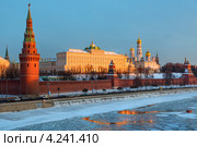 Панорамный вид на Кремль и Кремлевскую набережную в часы рассвета, Москва, Россия (2013 год). Стоковое фото, фотограф Николай Винокуров / Фотобанк Лори