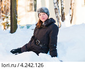 Мечтающая девочка-подросток сидит на снегу. Стоковое фото, фотограф Игорь Низов / Фотобанк Лори