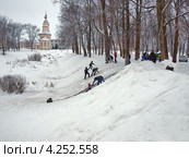 Катание с горки перед церковью Казанской иконы Божьей Матери в городе Угличе (2013 год). Редакционное фото, фотограф Самойлова Екатерина / Фотобанк Лори