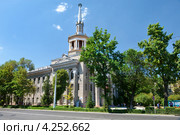 Вид на учебно-научно-производственный комплекс "Международный университет Кыргызстана" в городе Бишкеке, Киргизская Республика (2012 год). Стоковое фото, фотограф Николай Винокуров / Фотобанк Лори