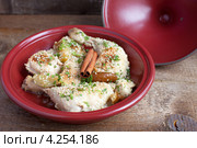 Классический марокканский тажин из курицы с карамелизированными грушами, корицей и кунжутом. Стоковое фото, фотограф Попкова Ольга / Фотобанк Лори