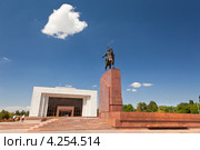 Вид на здание Киргизского государственного исторического музея и памятник герою национального эпоса Манасу в центре столицы Киргизской Республики городе Бишкеке (2012 год). Редакционное фото, фотограф Николай Винокуров / Фотобанк Лори