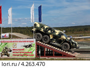 Бронированный автомобиль "Булат" на полосе препятствий. Выставка "Оборона и защита 2012", город Нижний Тагил. Редакционное фото, фотограф Игорь Долгов / Фотобанк Лори