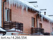 Балконы таунхауса со свисающими сосульками. Стоковое фото, фотограф Кекяляйнен Андрей / Фотобанк Лори
