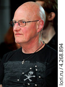 Британский барабанщик Крис Слейд (Chris Slade) (2013 год). Редакционное фото, фотограф Андрей Дегтярёв / Фотобанк Лори