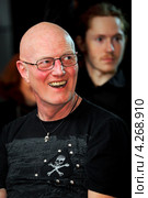 Британский барабанщик Крис Слейд (Chris Slade) (2013 год). Редакционное фото, фотограф Андрей Дегтярёв / Фотобанк Лори