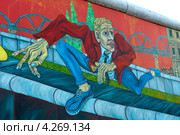 Берлинская стена. East Side Gallery. Der Mauerspringer by Gabriel Heimler (2012 год). Редакционное фото, фотограф Sergey Kohl / Фотобанк Лори