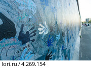 Берлинская стена. East Side Gallery. Touch the Wall, автор Christine Kuehn (2012 год). Редакционное фото, фотограф Sergey Kohl / Фотобанк Лори