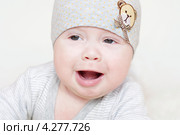 Плачущий малыш в шапочке (4,5 месяца) (2013 год). Редакционное фото, фотограф ivolodina / Фотобанк Лори