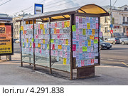 Самовольная расклейка объявлений (2013 год). Редакционное фото, фотограф Владимир Сергеев / Фотобанк Лори
