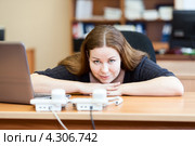 Девушка, сложив руки на столе, смотрит в камеру. Стоковое фото, фотограф Кекяляйнен Андрей / Фотобанк Лори
