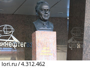 Бюст Виктора Ивановича Муравленко (2012 год). Редакционное фото, фотограф Анатолий Матвейчук / Фотобанк Лори