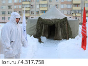 Боец в белом маскхалате у шатровой палатки (2012 год). Редакционное фото, фотограф Анатолий Матвейчук / Фотобанк Лори