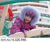 Улыбающийся ребенок на горке на детской площадке. Стоковое фото, фотограф SevenOne / Фотобанк Лори