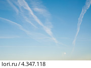 Голубое небо со следами самолетов. Стоковое фото, фотограф Антонина Ращинская / Фотобанк Лори