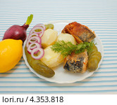 Жареный сиг с картошкой и солеными огурцами. Стоковое фото, фотограф Наталья Осипова / Фотобанк Лори
