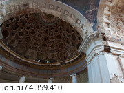 Интерьер разрушенного старого православного храма. Стоковое фото, фотограф Юрий Туркин / Фотобанк Лори