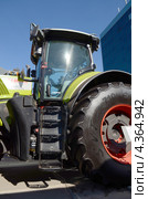 Трактор AXION 930 CLAAS на фоне гостиницы ВертолОтель и синего неба. Агропромышленная выставка «Агротехнологии-2013» в выставочном центре «ВертолЭкспо». Ростов-на-Дону. Редакционное фото, фотограф Олег Пчелов / Фотобанк Лори