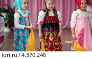 Утренник, посвященный празднику 8 Марта в детском саду (2013 год). Редакционное видео, видеограф Кекяляйнен Андрей / Фотобанк Лори