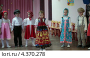 Утренник, посвященный празднику 8 Марта в детском саду. Дети читают стихи (2013 год). Редакционное видео, видеограф Кекяляйнен Андрей / Фотобанк Лори