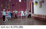 Утренник, посвященный празднику 8 Марта в детском саду (2013 год). Редакционное видео, видеограф Кекяляйнен Андрей / Фотобанк Лори
