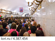 Толпа людей на станции метро "Арбатская" в день Парада мыльных пузырей Dreamflash (2012 год). Редакционное фото, фотограф Алёшина Оксана / Фотобанк Лори
