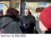 Мэр города Ростов-на-Дону Михаил Чернышев. Незапланированная встреча с ростовскими пенсионерами и их неудобные вопросы о несправедливо завышенных тарифах ЖКХ. Ростов-на-Дону (2013 год). Редакционное фото, фотограф Олег Пчелов / Фотобанк Лори