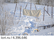 Одеяло, вывешенное на улицу зимой для просушки. Стоковое фото, фотограф Вячеслав Палес / Фотобанк Лори
