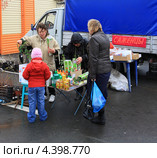 Торговка и покупатели саженцев (2012 год). Редакционное фото, фотограф Анатолий Матвейчук / Фотобанк Лори