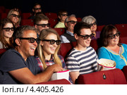 Четверо друзей на киносеансе в 3D-кинотеатре. Стоковое фото, фотограф Monkey Business Images / Фотобанк Лори