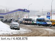 Снегопад. Заснеженный город Москва. Автозаправка ТНК (2013 год). Редакционное фото, фотограф Юрий Морозов / Фотобанк Лори