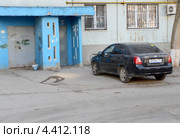Автомобиль Chevrolet Lacetti припаркован на тротуаре перед подъездом жилого многоквартирного дома. Ростов-на-Дону (2013 год). Редакционное фото, фотограф Олег Пчелов / Фотобанк Лори