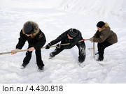 Перетягивание каната. Празднование Масленицы. Город Ялуторовск (2013 год). Редакционное фото, фотограф Александр Тараканов / Фотобанк Лори