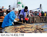 Ялуторовск. Выпечка трехметрового блина на гигантской сковороде (2013 год). Редакционное фото, фотограф Александр Тараканов / Фотобанк Лори