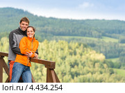 Улыбающаяся пара на фоне леса. Стоковое фото, фотограф CandyBox Images / Фотобанк Лори
