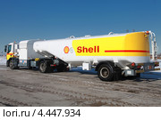 Аэродромный топливозаправщик фирмы Shell (2013 год). Редакционное фото, фотограф Александр Тарасенков / Фотобанк Лори