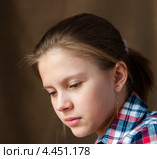 Портрет задумчивой девочки на тёмном фоне. Стоковое фото, фотограф Игорь Низов / Фотобанк Лори