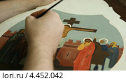 Иконопись. Иконописец за работой в иконописной мастерской. Стоковое видео, видеограф Mikhail Erguine / Фотобанк Лори