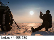Вечерняя рыбалка на льду. Контровый свет. Сибирь, река Обь (2013 год). Редакционное фото, фотограф Евгений Мухортов / Фотобанк Лори