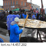 Повариха с деревянной лопаткой (2013 год). Редакционное фото, фотограф Анатолий Матвейчук / Фотобанк Лори