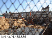 Вид через забор на реконструкцию гостиницы "Казань" в Казани (2012 год). Редакционное фото, фотограф Владимир Горощенко / Фотобанк Лори
