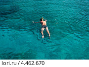 Снорклинг. Мужчина плавает в море с маской. Стоковое фото, фотограф Кекяляйнен Андрей / Фотобанк Лори